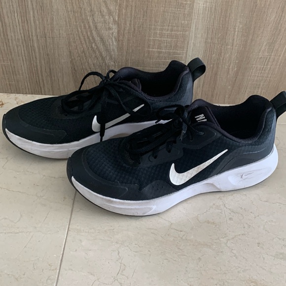 Nike black and white running/walking sneakers. Very comfortable - Picture 1 of 6
